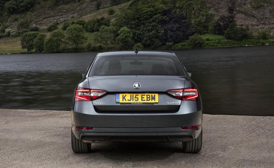  Skoda Superb 2015 года  (UK) (фото 8 из 12)